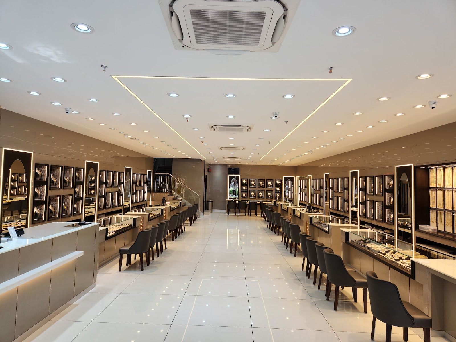 Kalyan Jewellers - Ghod Dod Road, Surat — photo 1
