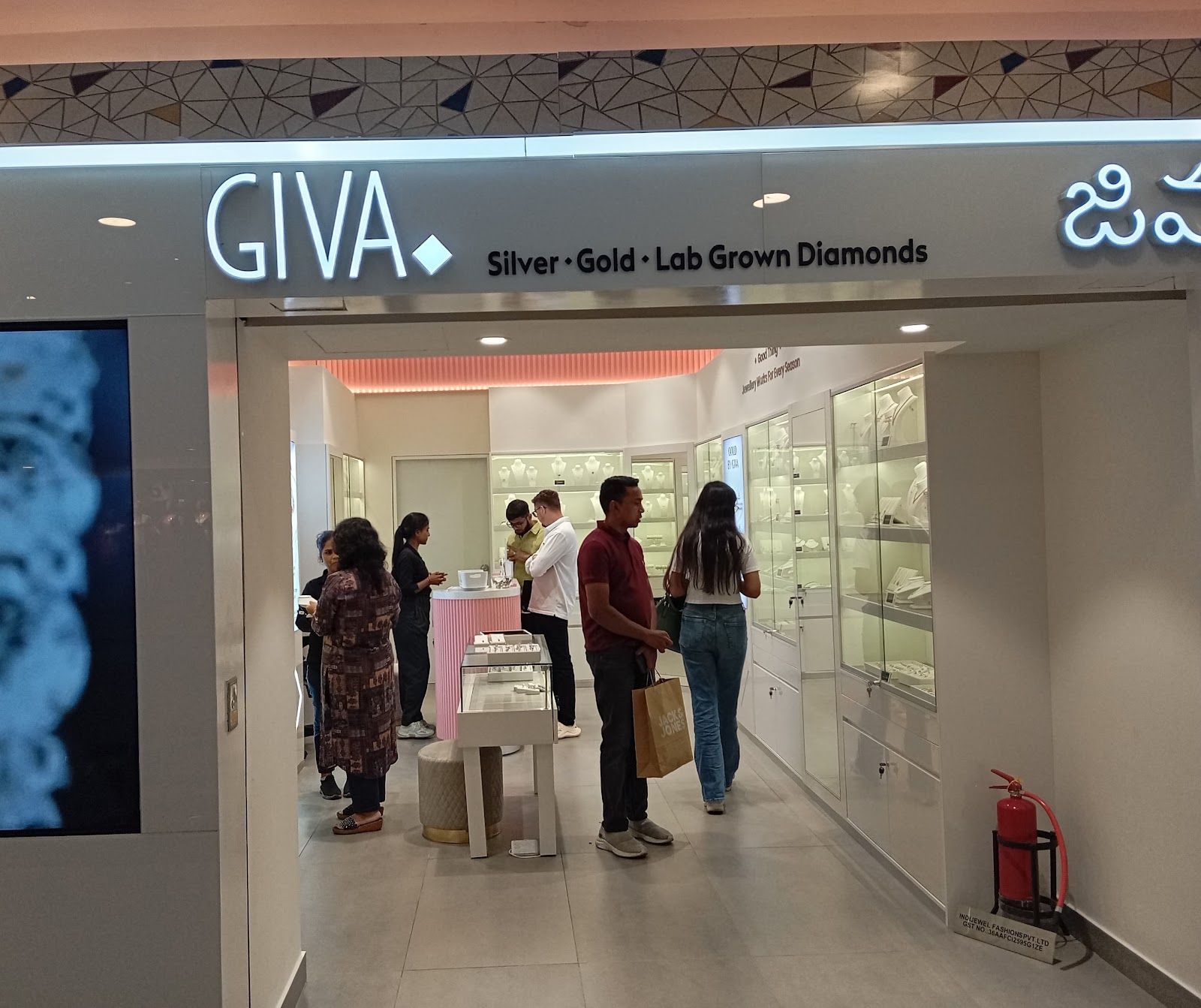 GIVA Silver & Gold Jewellery | GVK 1 Mall | Lab Grown Diamonds — photo