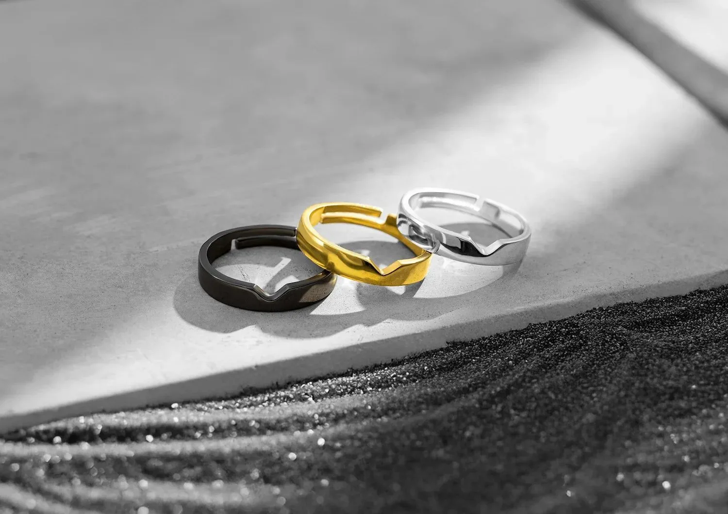 Contour Crest Ring
