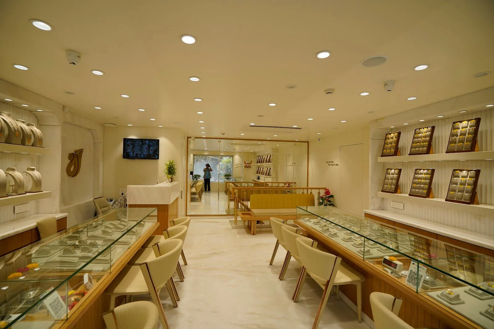 Ashapuri Jewellers -Exclusive Gold Showroom