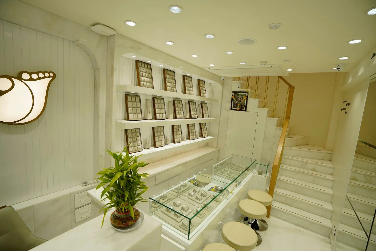 Ashapuri Jewellers -Exclusive Gold Showroom