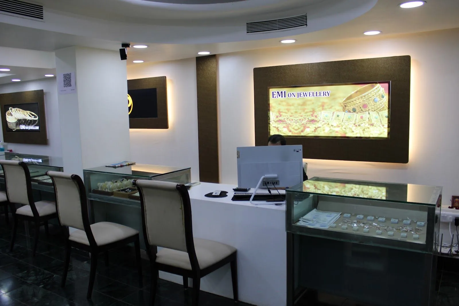 J P JEWELLERS