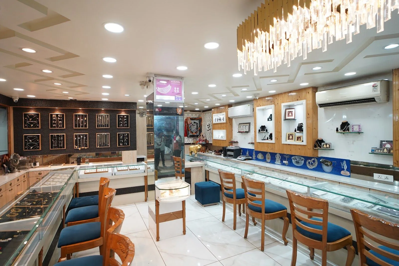 Chandrapushp Johari Jewellers - Best Diamond | Silver jewellery old showroom | lightweight wedding jewellers in bhopal