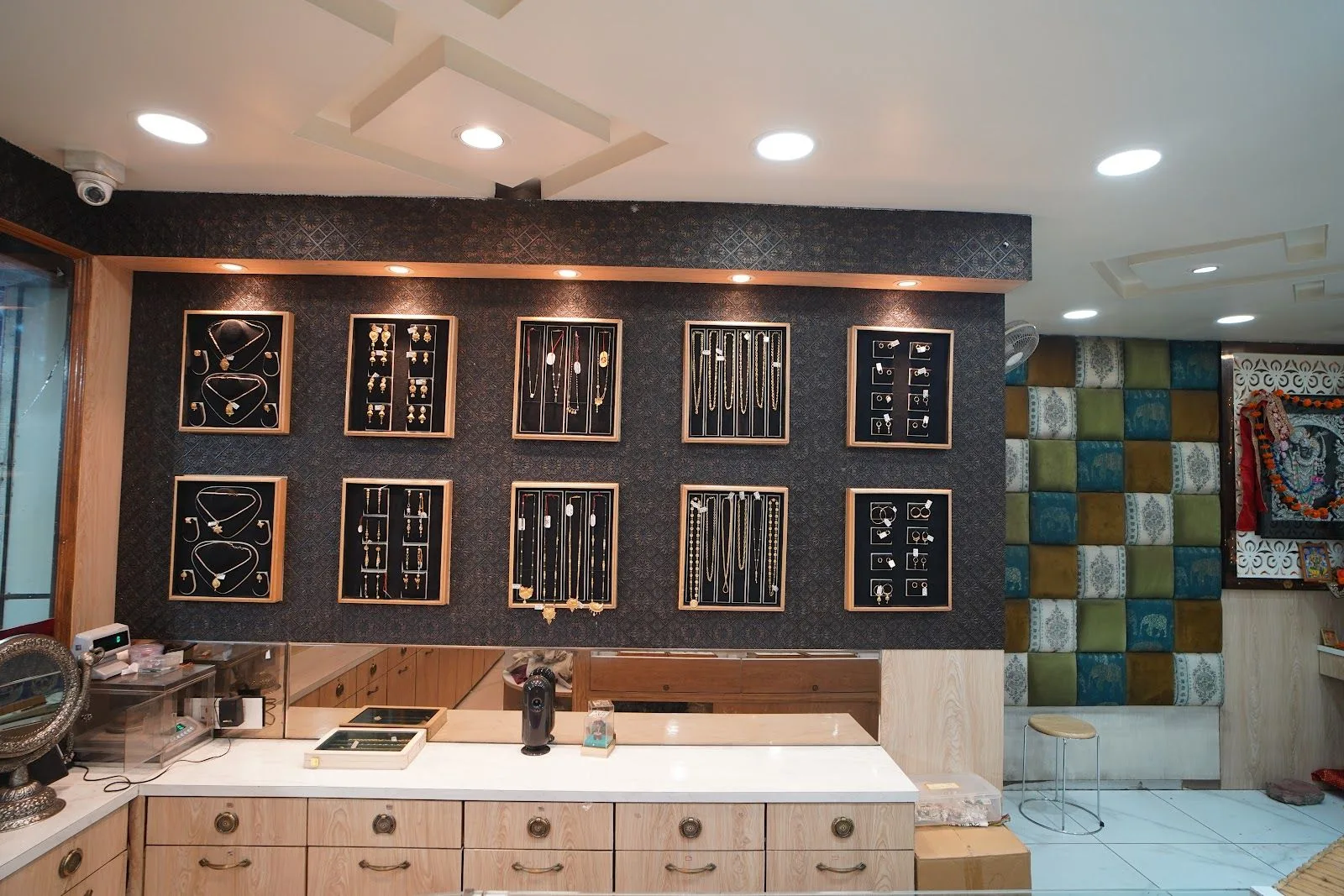 Chandrapushp Johari Jewellers - Best Diamond | Silver jewellery old showroom | lightweight wedding jewellers in bhopal