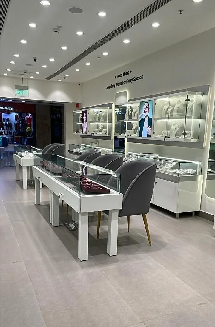 GIVA Silver &amp; Gold Jewellery Store in Logix Mall, Noida City Center
