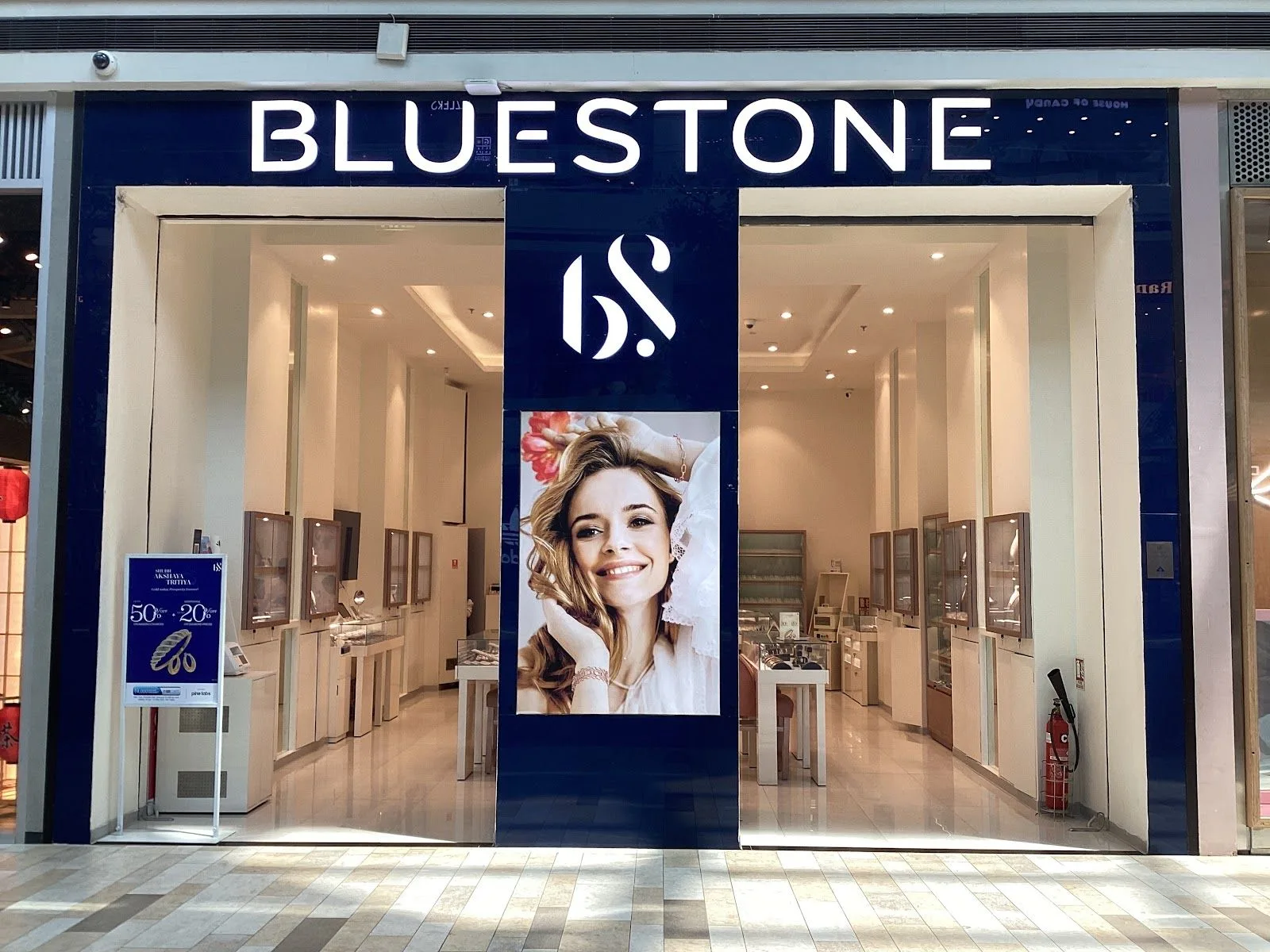 GIVA Silver &amp; Gold Jewellery Store | Lulu, Lucknow