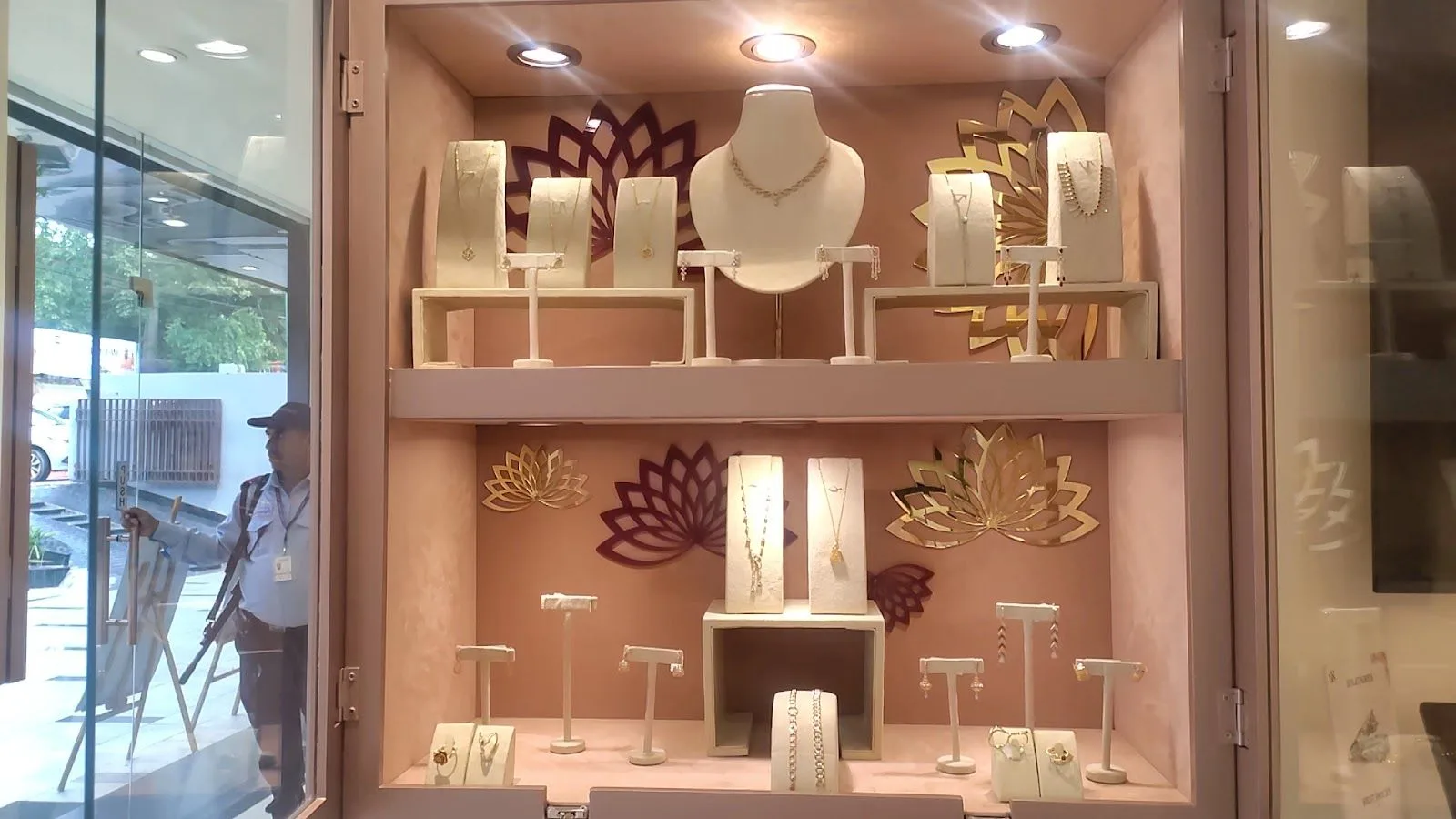 GIVA Silver &amp; Gold Jewellery | Hazratganj Lucknow | Lab Grown Diamonds