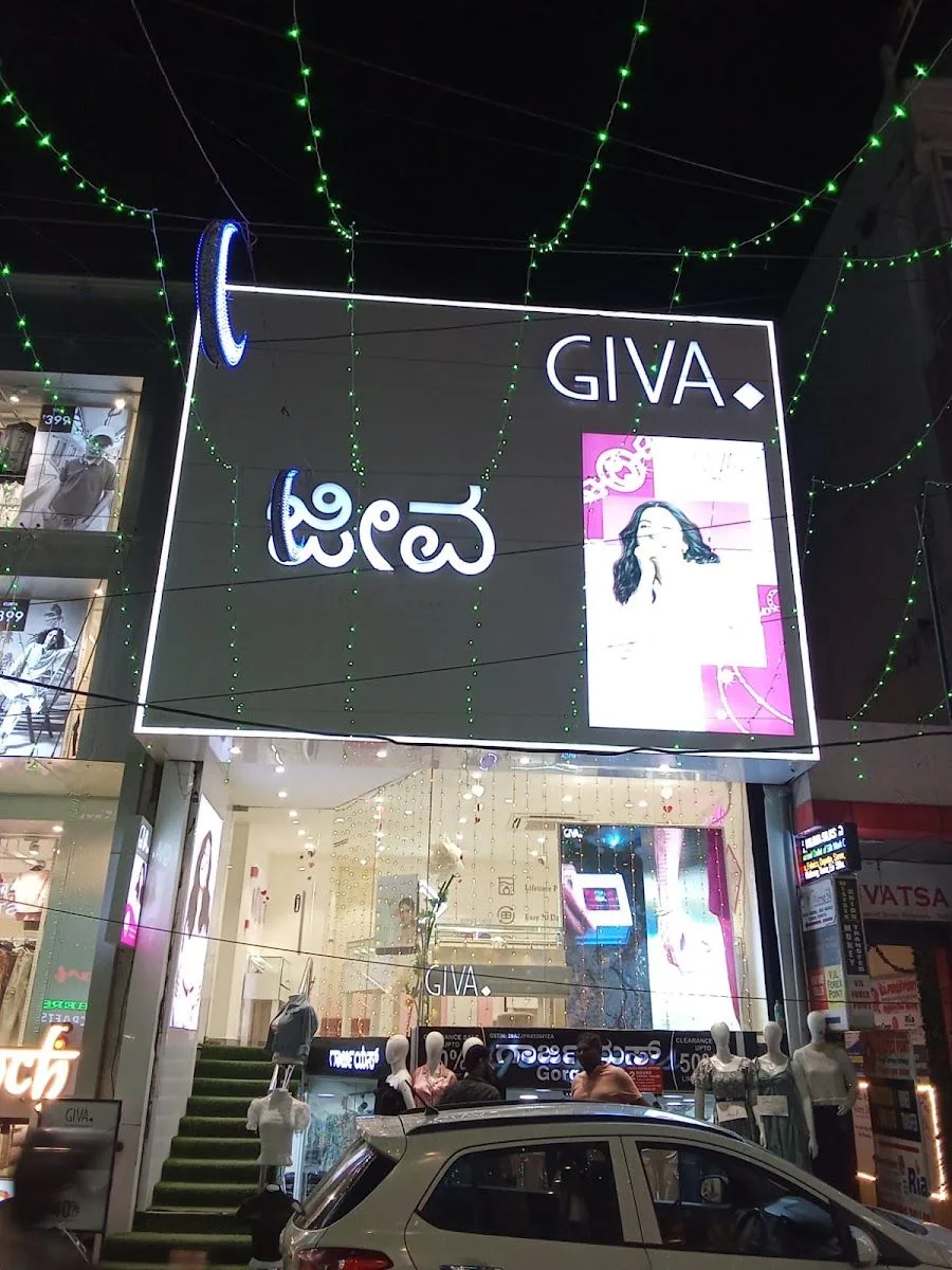 Giva - Commercial Street